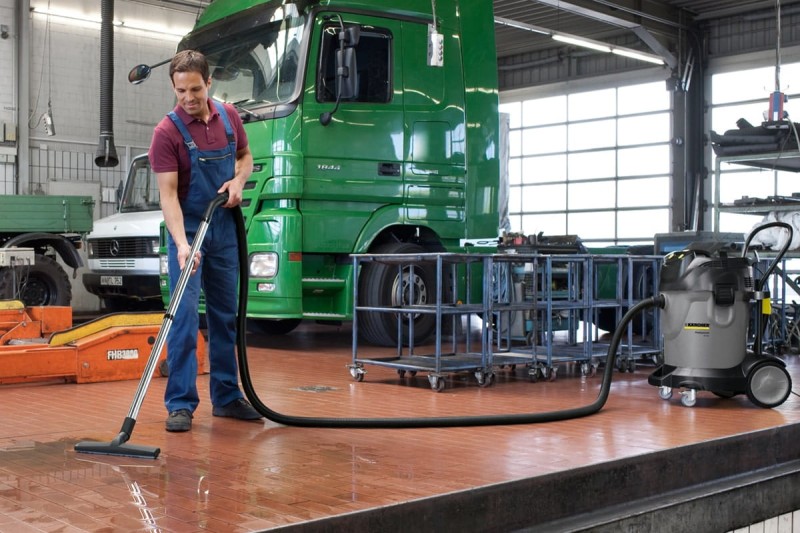 NT 70/2 Adv Dwuturbinowy odkurzacz z ssawką jezdną (2400W, 70l) Kärcher