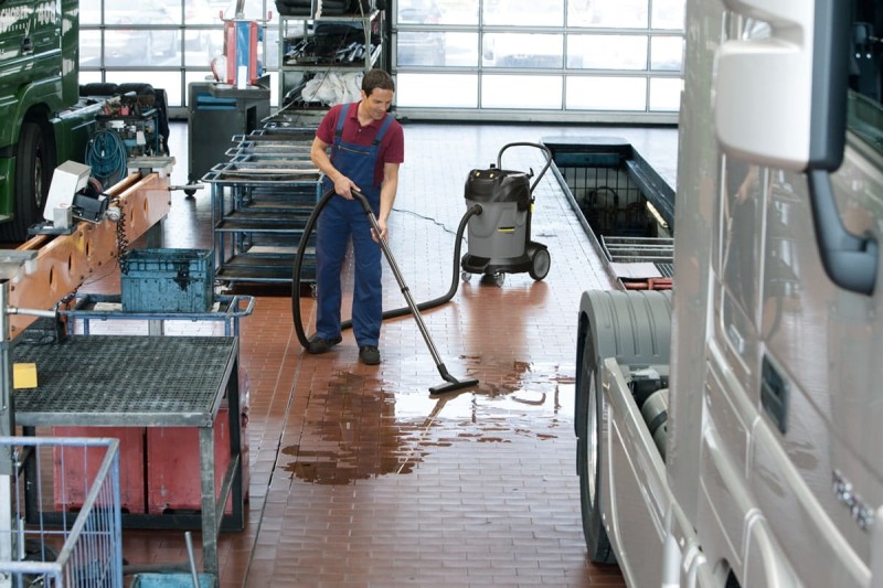 NT 70/2 Adv Dwuturbinowy odkurzacz z ssawką jezdną (2400W, 70l) Kärcher