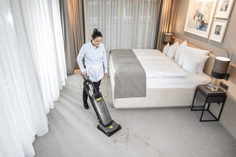 cv 30/1 odkurzanie wykladziny w pokojach hotelowych