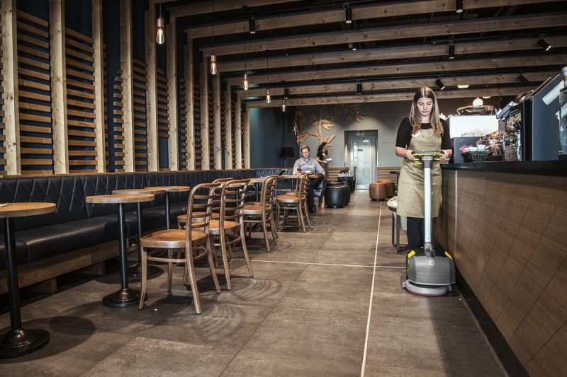 szorowarka do czyszczenia posadzki w restauracji