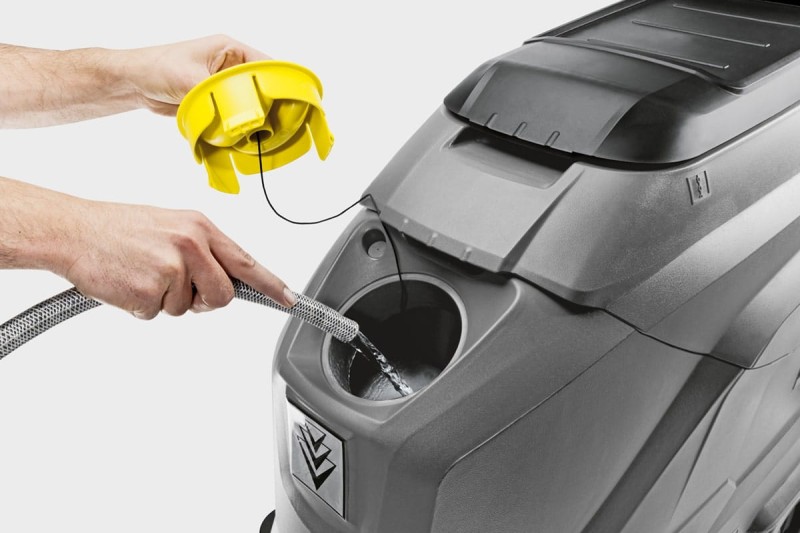 wlewanie wody do szorowarki