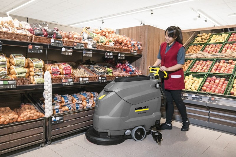 szorowsarka do czyszczenia posadzki w sklepie