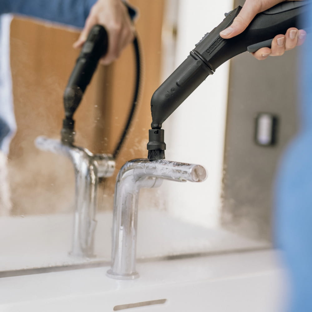 Mycie łazienki parownicą Kärcher