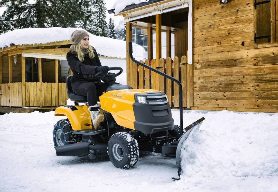 Jak zamontować pług do traktorka kosiarki - krok po kroku?